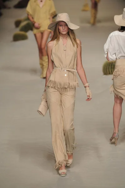 Look 3